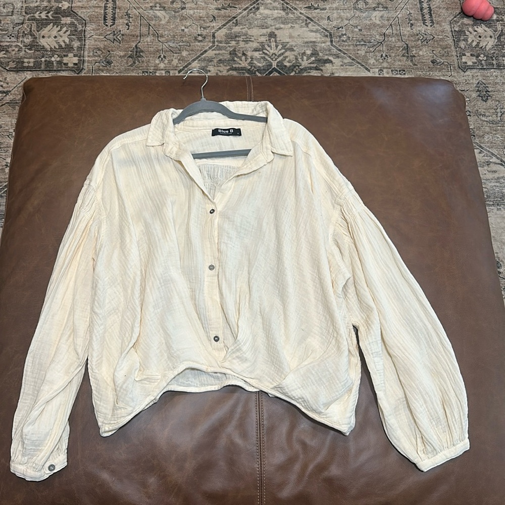Boutique cotton/gauze top cinches around the waist